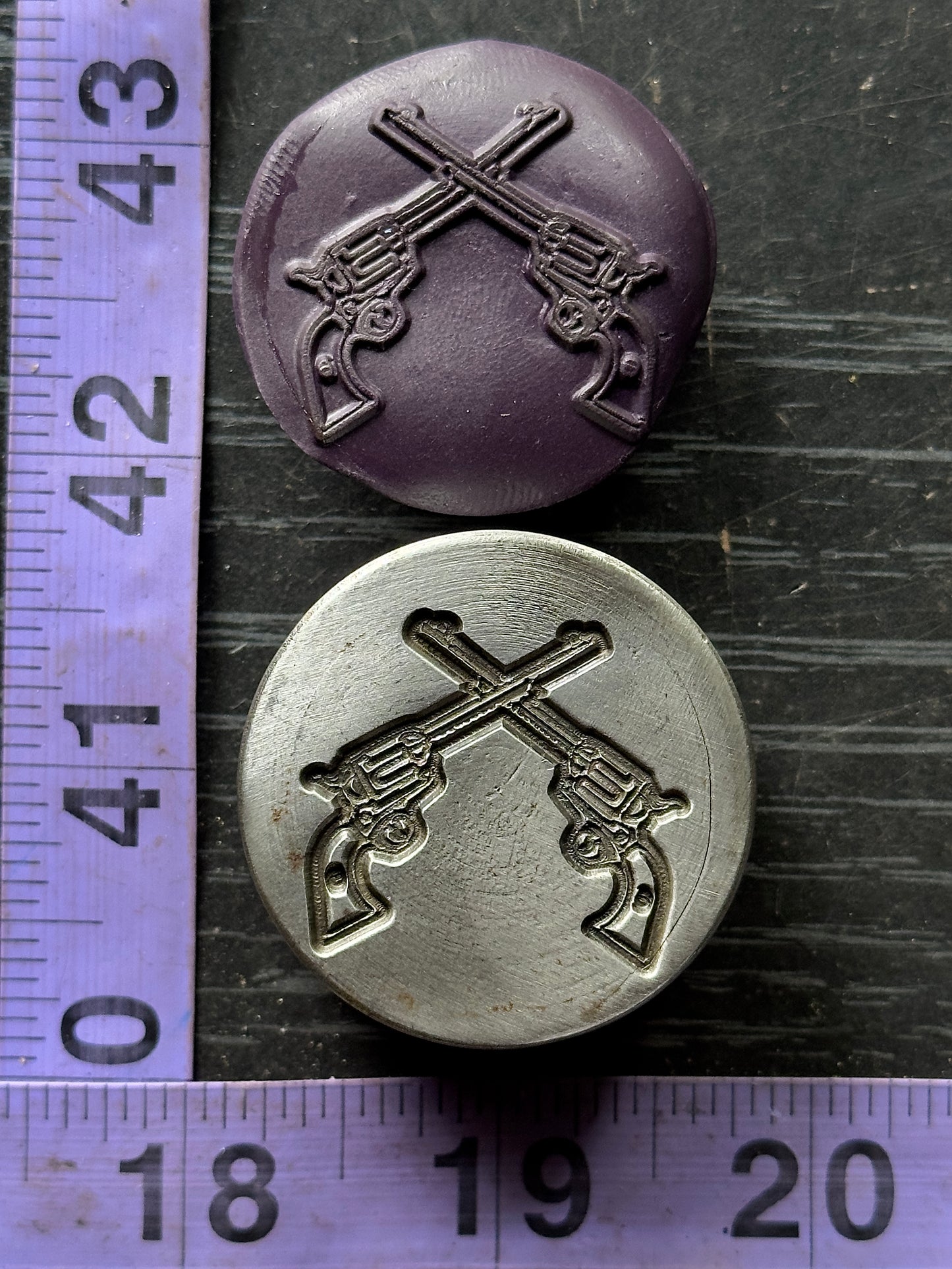 Crossed revolver pistols, double guns steel impression die