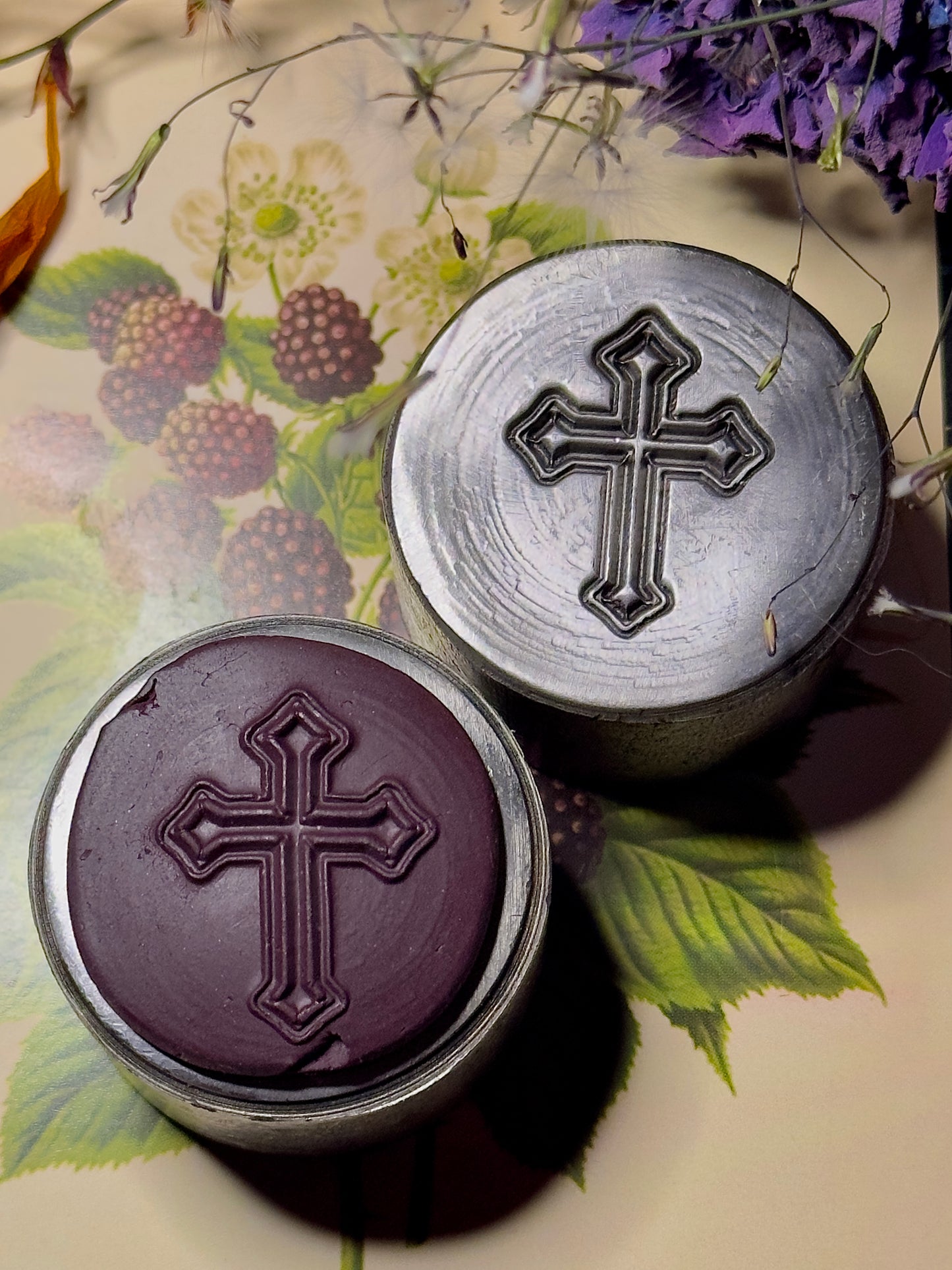 Cross impression steel die