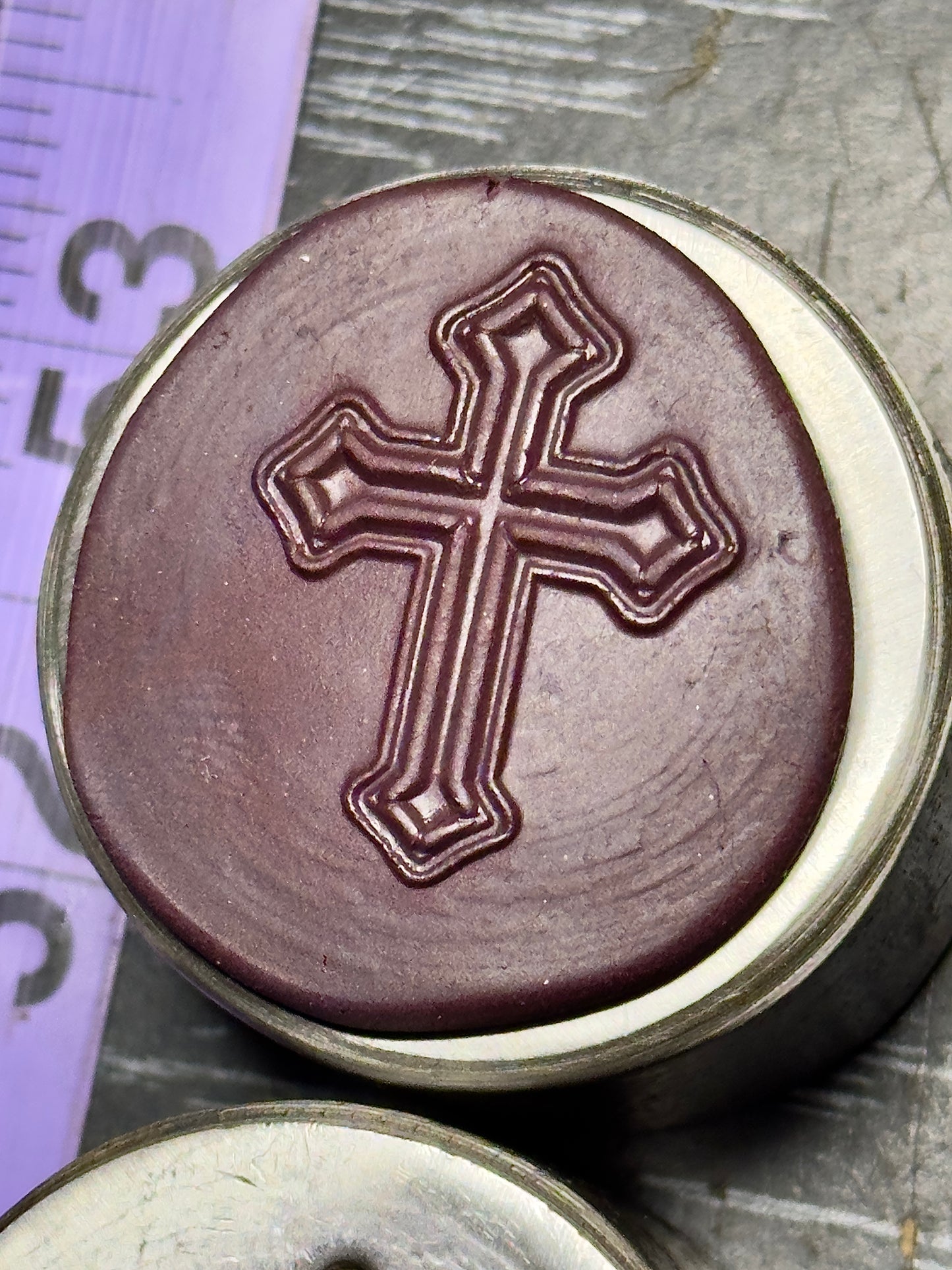 Cross impression steel die