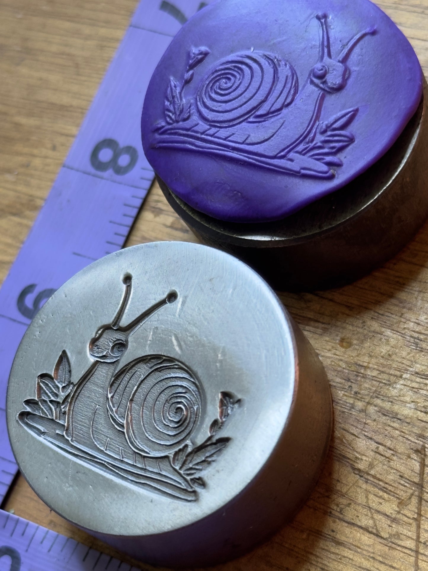 Snail impression die
