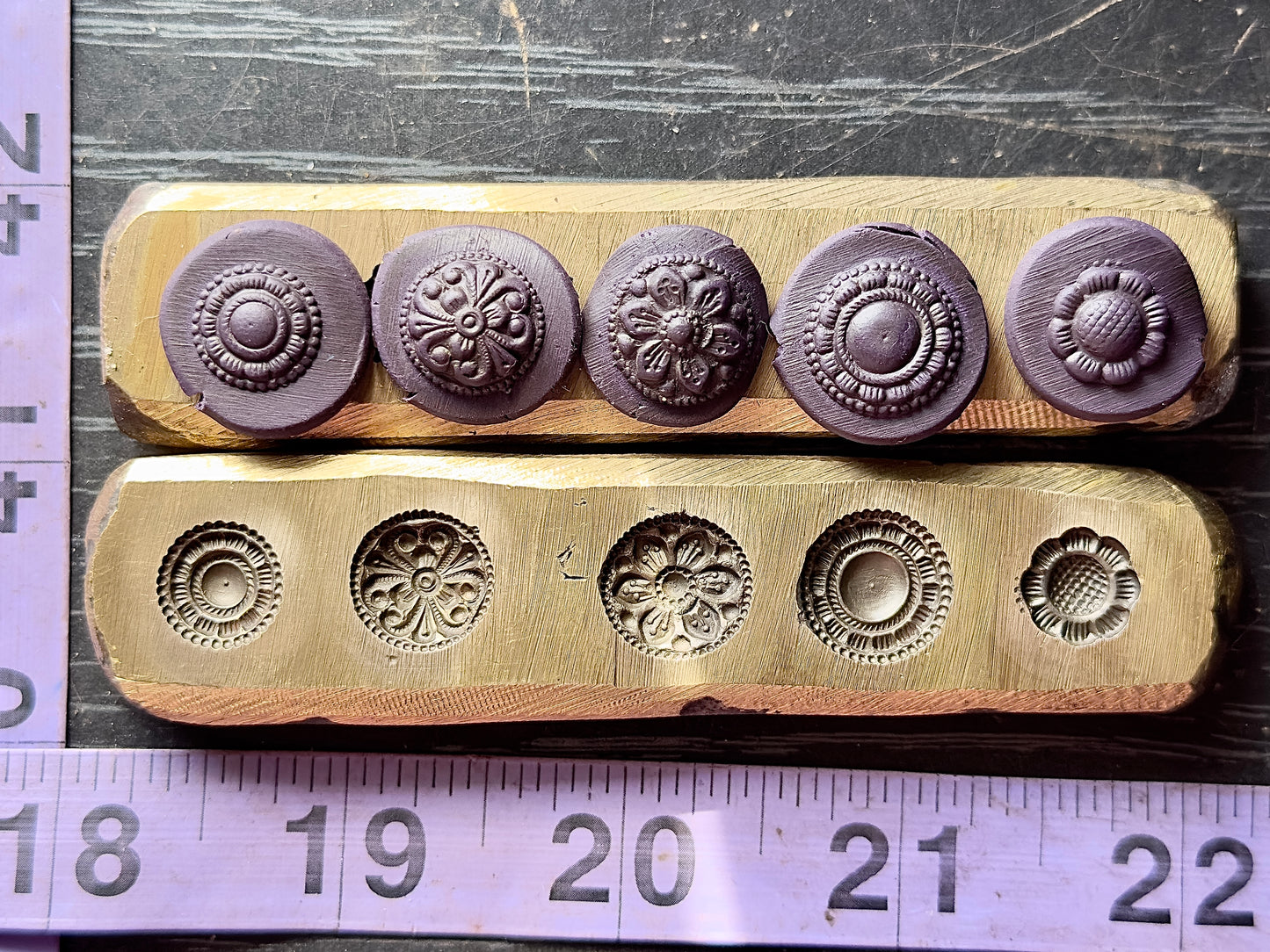 5 flowers bronze bar