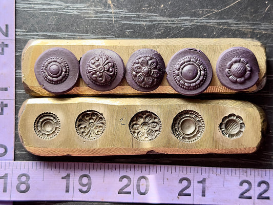 5 flowers bronze bar