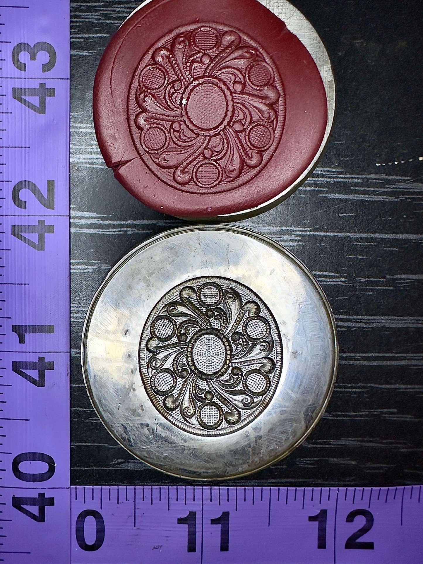 Oval with circles and center setting impression die